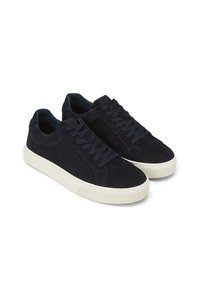 Marineblaue Wildleder-Sneaker mit flachen Schnürsenkeln, einer weißen Gummisohle und minimalistischem Design. Mit tonalem Nähen und einem markierten Zungenetikett.
