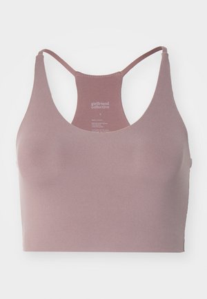 Vijolična športna modrc iz recikliranega poliestra, z obliko racerback, mehko teksturo in minimalnim logotipom na hrbtni strani.