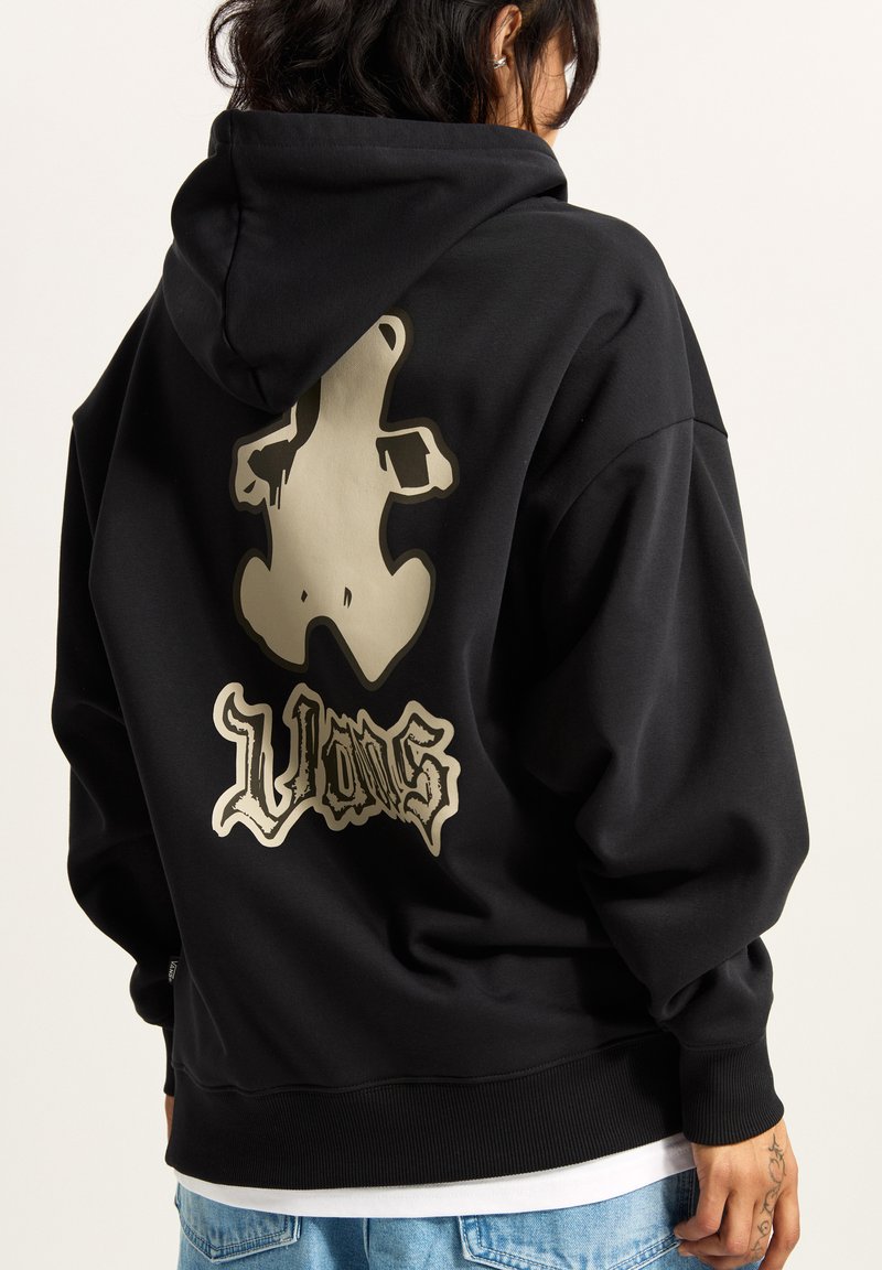 Schwarzer Hoodie aus dickem Stoff, mit einem großen beigen Grafik eines Bären und stilisiertem Text auf der Rückseite, der hintere Saum gerippt.