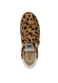 Sneaker con stampa leopardata, caratterizzato da una tomaia marrone e nera texture, due cinturini in velcro e una suola bianca. Branding visibile all'interno della scarpa.