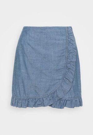 Jupe portefeuille en denim bleu avec bordure froncée le long du bord avant et de l'ourlet, présentée à plat sur fond blanc.