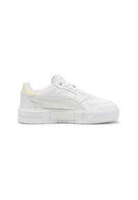 Sneakers bianchi in pelle con finitura testurizzata, caratterizzati da un colletto imbottito, suola spessa bianca e accenti di design minimalista in crema.
