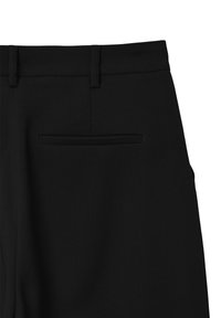 Pantalons noirs avec une texture de tissu lisse, dotés de passants de ceinture, d'une taille plate et d'une poche passepoilée discrète à l'arrière.