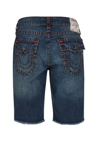 Džínové šortky s tmavomodrým umývaním, s kontrastným červeným prešívaním, dvoma zadnými vreckami s charakteristickými prešívacími detailmi a roztrhnutým lemom.