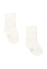 Un paio di calzini bianchi simples per neonati con risvolti e piccole etichette di dimensione stampate sulle suole, mostrati affiancati su uno sfondo bianco.