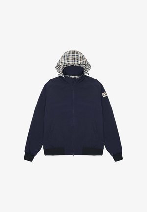 Giacca blu navy con zip frontale, polsini elastici, due tasche laterali e una fodera a scacchi nel cappuccio. Presenta un emblema sulla manica.