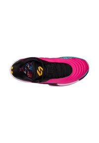 Scarpa da ginnastica rosa acceso con dettagli neri, tomaia testurizzata, suola multicolore con motivo e logo giallo sulla linguetta.