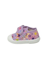 Scarpe da tela viola con motivi di stelle colorate, cinturino in Velcro e suola in gomma bianca con grip texturizzato. Adatte per un abbigliamento casual.