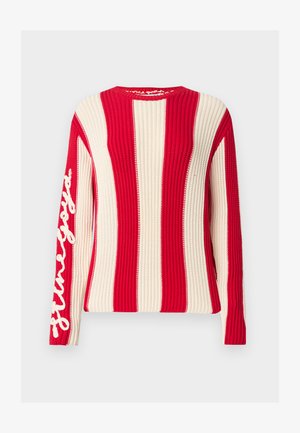 Gebreide trui met lange mouwen met brede verticale rode en crèmekleurige strepen en witte cursieve tekst op de linkermouw.