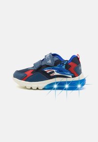 Încălțăminte sport pentru copii cu un design albastru și roșu, prezentând un grafic cu un rechin, curea tip Velcro și o talpă albastră care luminează. Materiale din plasă și sintetice.