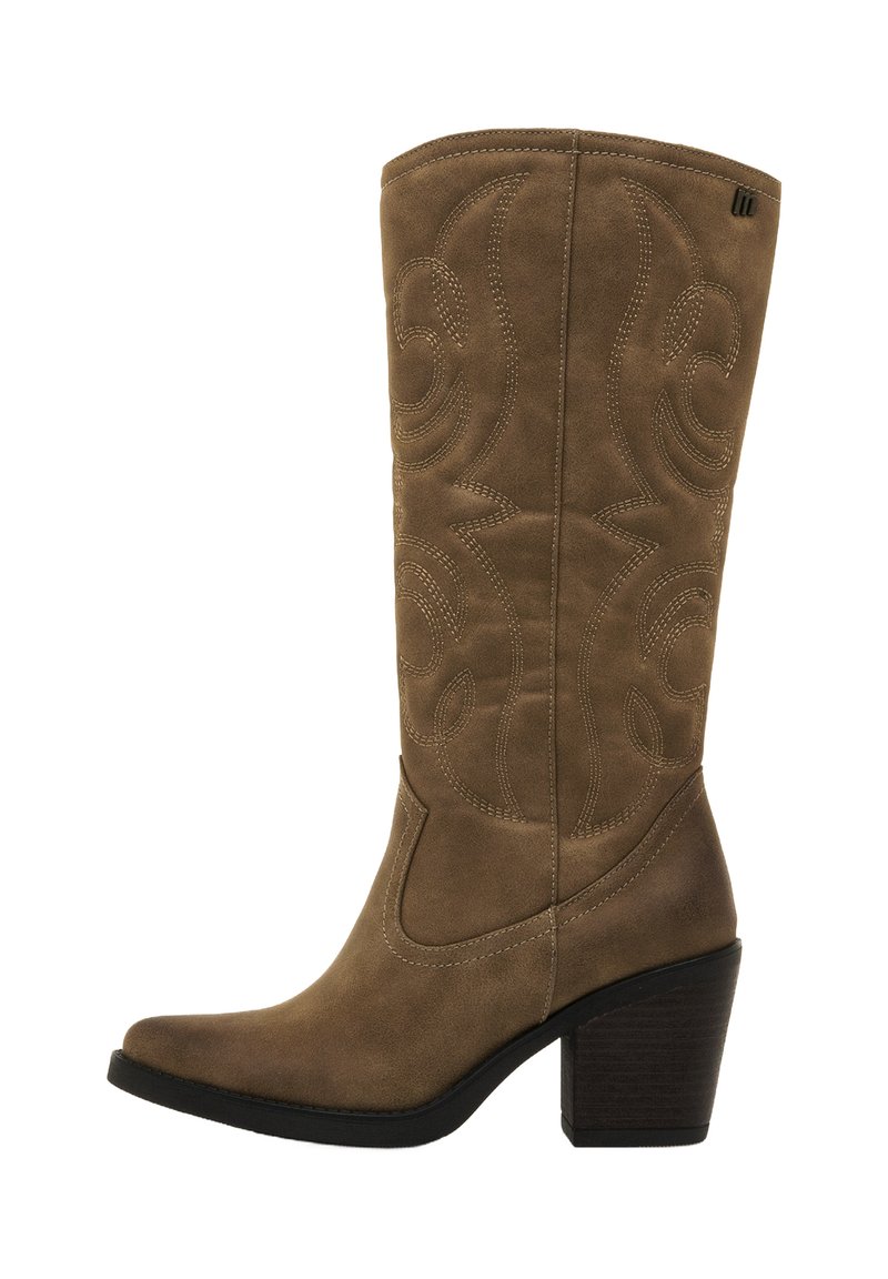 Stivale western in suede marrone con punta affilata, cuciture decorative e tacco a blocco. Texture liscia con un design dello stivale alto.