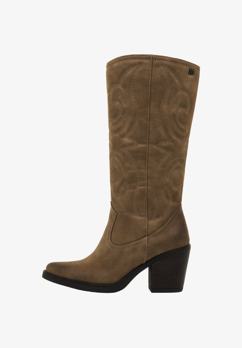 Bota de estilo occidental de ante marrón con punta afilada, costuras decorativas y tacón cuadrado. Textura suave con un diseño de caña alta.