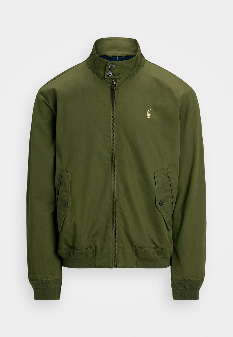 Olivenfarbene Bomberjacke, leichtes Material, Stehkragen, Frontreißverschluss, zwei Seitentaschen, gerippte Bündchen, gesticktes Logo auf der Brust.