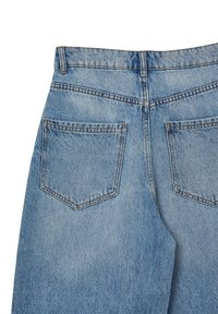 Jeans in denim azzurro chiaro con vita alta, due tasche posteriori con cuciture a forma di V e dettagli di cucitura visibili.