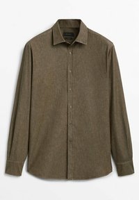 Chemise homme à manches longues, boutonnée, de couleur vert olive avec col classique et poignets boutonnés, présentée à plat sur un fond blanc.