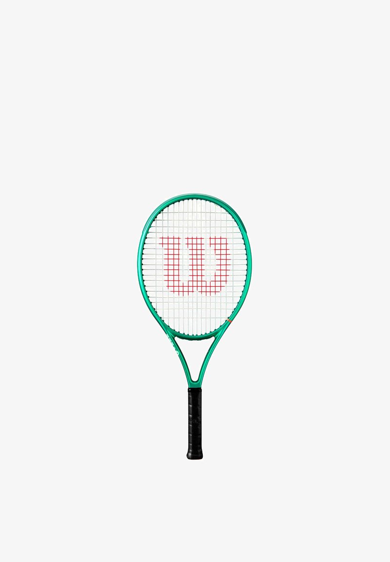 Raquette de tennis verte avec manche noir et logo rouge "W" sur des cordes blanches, centrée sur un fond blanc.