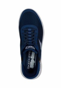 Zapatillas de malla azul marino con parte superior texturizada, que presentan un diseño de cordones, suela blanca y plantilla acolchada con la marca Skechers.