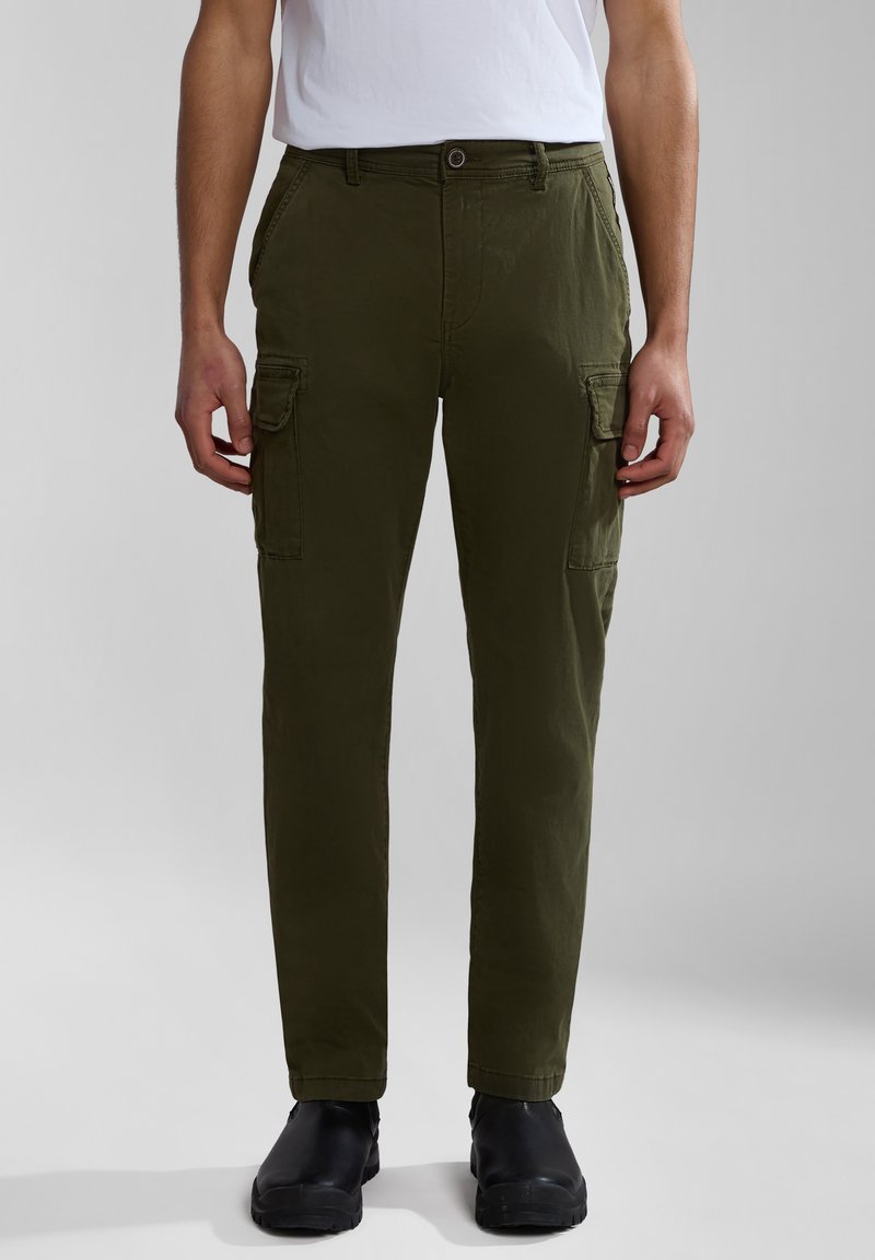 Khaaki zelené cargo kalhoty s několika bočními kapsami, přímým střihem a knoflíkovým zapínáním. Tkanina má měkký, texturovaný vzhled.