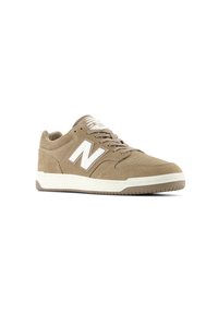 Zapatillas de ante marrón con acentos blancos y logotipo, que cuentan con un collar acolchado, cordones redondos y una suela de goma texturizada. Se muestra el perfil lateral.