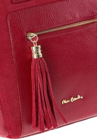 Rode gestructureerde leren tas met een gouden rits en een rode suède trekkoord, voorzien van een klein gouden "Pierre Cardin" logo.
