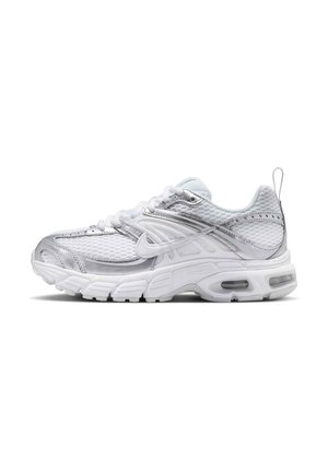 Hvid og sølvfarvet atletiksneaker med mesh overdel, polstret sål, synlige luft-enheder, snørebånd foran og hæl-loop, vist i sideprofil.