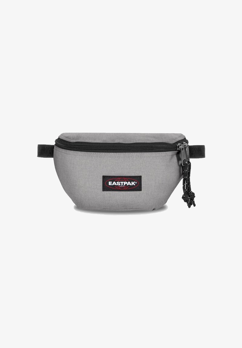 Sac banane Eastpak gris avec fermeture éclair noire et sangle réglable, équipé d’un patch logo à l’avant et de deux tirettes de fermeture éclair avec cordon noir.