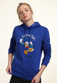 Felpa blu in cotone, caratterizzata da una grafica colorata di Paperino e un design testuale. Include un cappuccio con cordini e una tasca a marsupio.