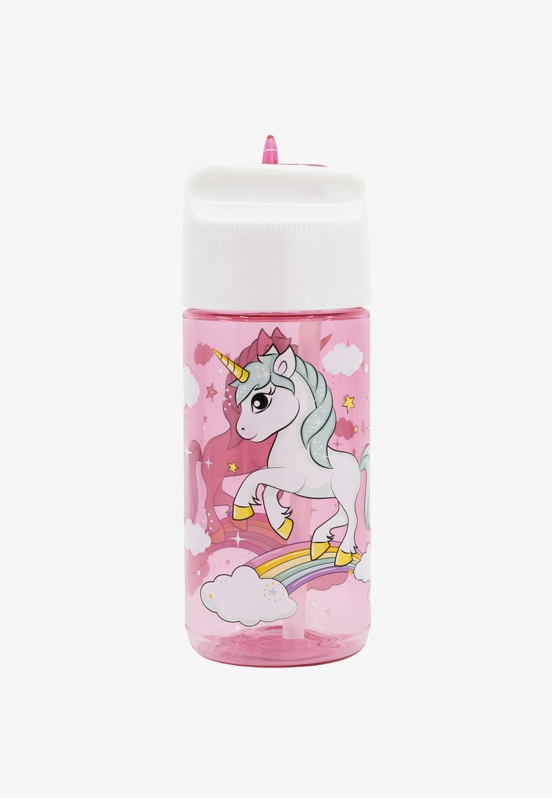 Botella de agua de plástico rosa con tapa blanca; presenta un diseño de unicornio, arcoíris y nubes. Incluye una pajita transparente.