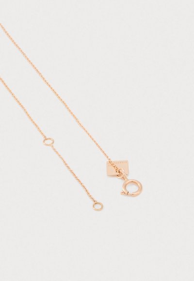 Jemný náhrdelník z ružového zlata s okrúhlym pružinovým uzáverom a malou obdĺžnikovou visačkou na svetlo šedom pozadí.