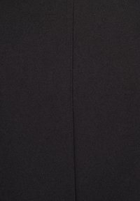 Juodas audinys su glotnia tekstūra, turintis vertikaliai einančią centrą siūlę. Matomų raštų ar metalinių detalių nėra.