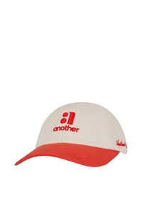 Krémszínű pamut baseballsapka vörös ívelt előrésszel. Az elején vörös hímzett "another" logó található. Állítható hátsó pánt.