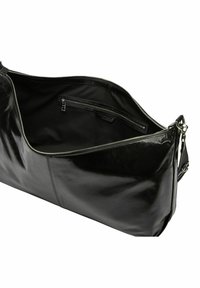 Sac en cuir noir avec une finition brillante, comportant un compartiment principal zippé, une poche intérieure et une bandoulière réglable.