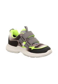 Scarpa sportiva con parte superiore grigia e nera, accenti verde neon e due cinturini in velcro regolabili. Materiale in rete testurizzato e suola spessa.
