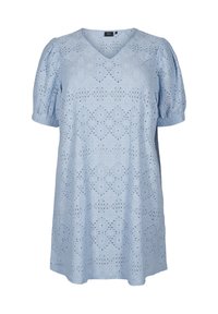 Hellblaues Kleid mit V-Ausschnitt, kurzen Puffärmeln und aufwändigem Spitzenmuster mit Ausschnitten. A-Linien-Form mit geraffter Textur an den Ärmelsäumen.
