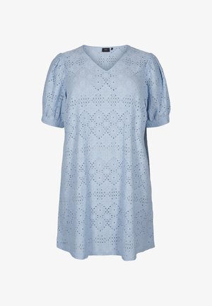 Hellblaues Kleid mit V-Ausschnitt, kurzen Puffärmeln und aufwändigem Spitzenmuster mit Ausschnitten. A-Linien-Form mit geraffter Textur an den Ärmelsäumen.