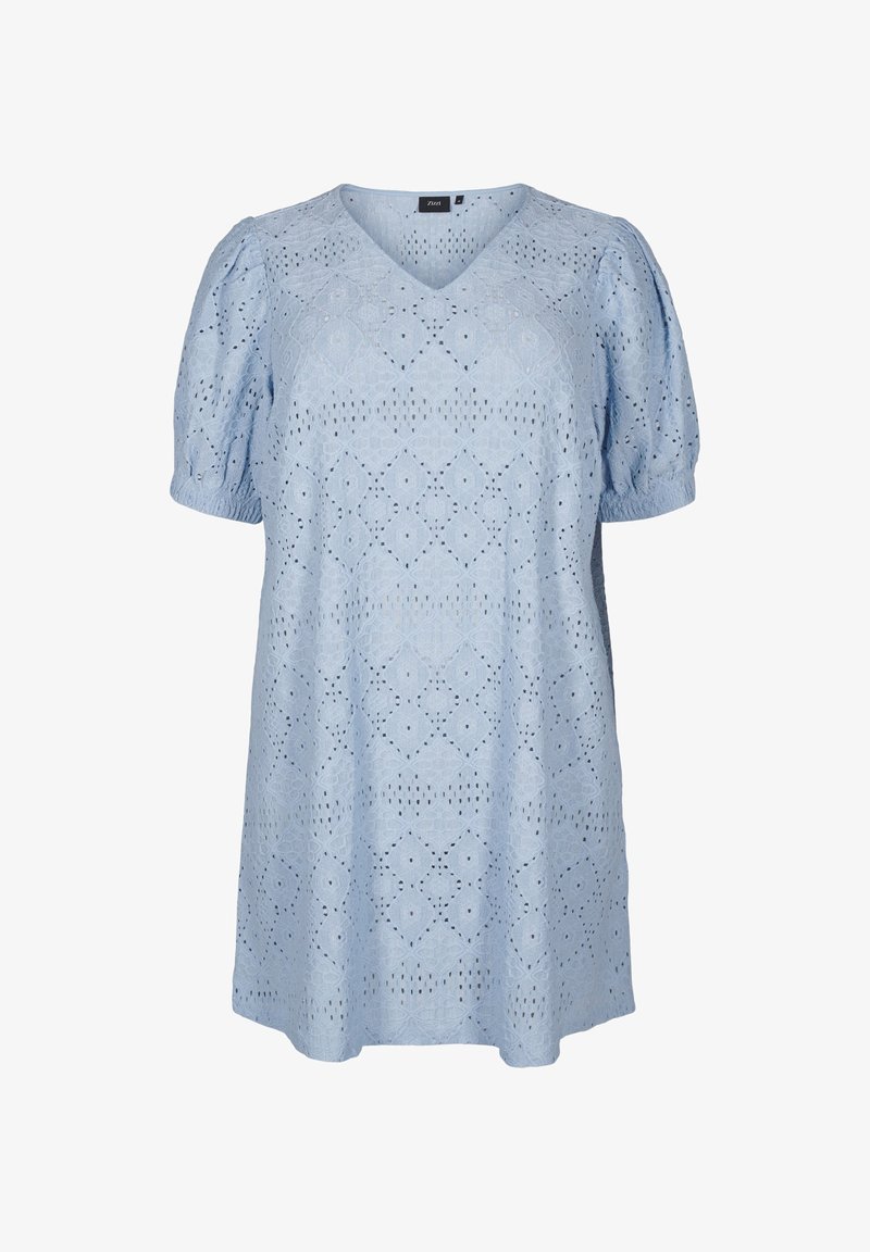 Hellblaues Kleid mit V-Ausschnitt, kurzen Puffärmeln und aufwändigem Spitzenmuster mit Ausschnitten. A-Linien-Form mit geraffter Textur an den Ärmelsäumen.