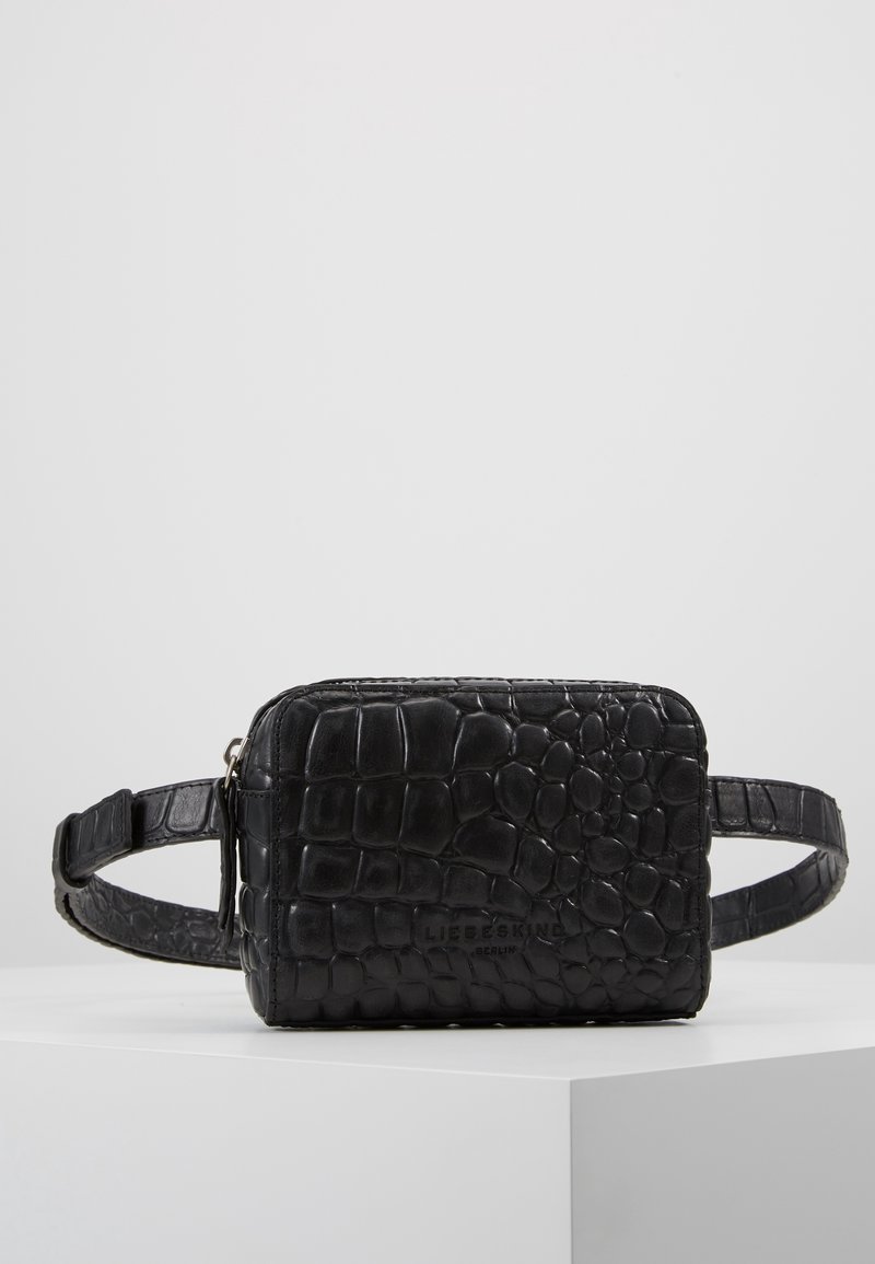 Borsa in pelle nera con stampa coccodrillo, di forma rettangolare, con chiusura a zip e tracolla regolabile. Presenta un logo impressato sul davanti.