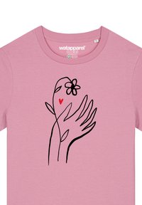 Rosa Baumwoll-T-Shirt mit einem minimalistischen Linienstich von zwei Händen, einer Blume und einem roten Herzen. Rundhalsausschnitt und kurze Ärmel.