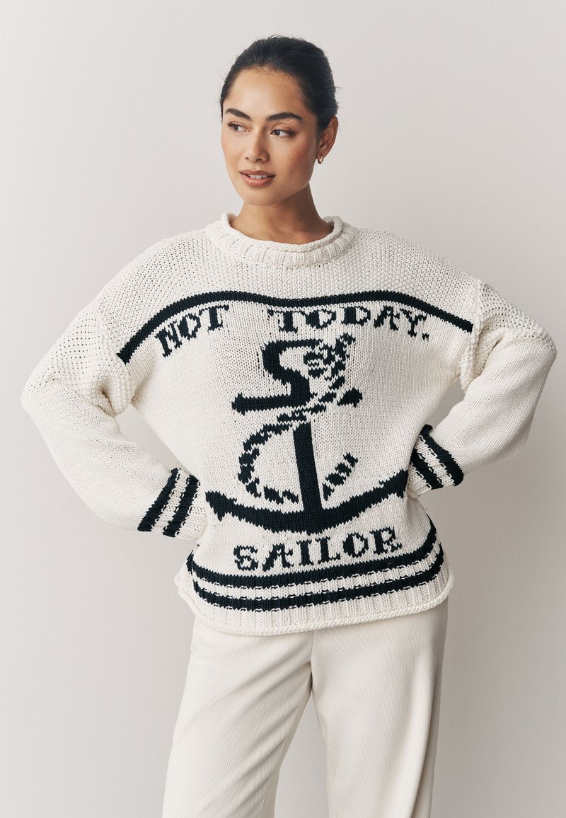 Suéter blanco de punto con diseño de ancla negra, que incluye el texto "NOT TODAY. SAILOR." y franjas negras horizontales en los puños y el dobladillo.