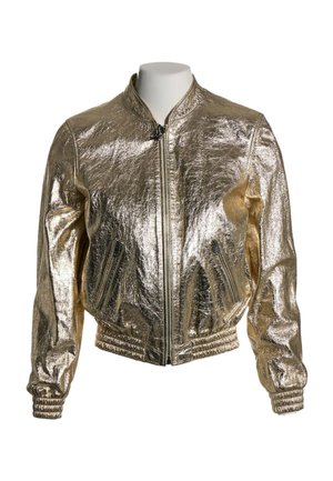 Chaqueta bomber dorada metálica con cremallera frontal, bolsillos laterales con cremallera, puños elásticos y cintura, mostrada en un torso de maniquí blanco.