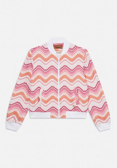 Veste bomber femme à manches longues avec fermeture éclair, poignets et col côtelés blancs, présentant des motifs en zigzag rose, orange et rouge.