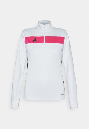 Camisola atlética de mangas longas apresentando um corpo branco, painel de peito rosa, detalhes laterais pretos e colarinho com fecho éclair. Feita de tecido leve e respirável.