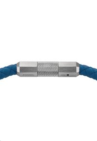 Bracelet en cuir tressé bleu avec des accents en métal argenté ; présente une section centrale texturée et un nom de marque gravé.