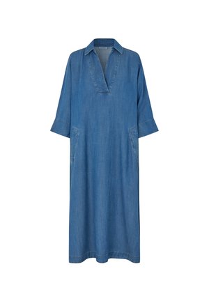 Jeansjurk met een V-hals, 3/4 mouwen en twee zijzakken. Losse pasvorm, lengte tot halverwege de kuit, in een lichtblauwe kleur met subtiele textuur.