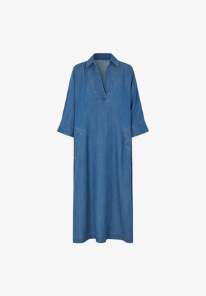 Robe en denim avec un décolleté en V, des manches trois-quarts et deux poches latérales. Coupe ample, longueur mi-mollet, de couleur bleu clair avec une texture subtile.