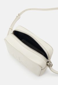 Calvin Klein Jeans SCULPTED CAMERA BAG - Borsa a tracolla - birch
