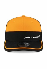 Schwarze und orangefarbene Kappe mit strukturiertem Design. Verfügt über einen flachen Schirm, einen verstellbaren Riemen und das McLaren-Logo auf der Vorderseite. Glatte Stofftextur.