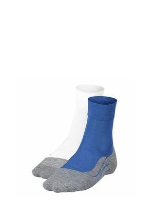 Eine blaue und eine weiße Sportsocke mit grauen Zehen und Fersen, nebeneinander auf weißem Hintergrund dargestellt.