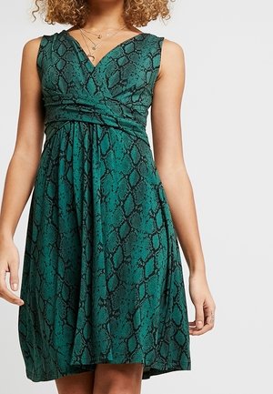 Grünes Kleid mit Schlangenmuster, V-Ausschnitt, ärmellosem Design und geraffter Taille. Aus weichem Stoff gefertigt, verfügt es über einen fließenden Rock.