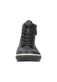 Bottines en cuir noir avec un laçage à l'avant, texture gaufrée, accents en bronze et semelle en caoutchouc. Elles disposent d'une fermeture éclair sur le côté pour un enfilage facile.